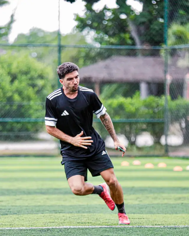 Lucas Eloy em sprint durante treino no campo