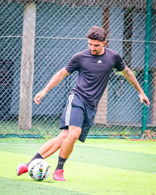 Lucas demonstrando técnica de finalização com bola
