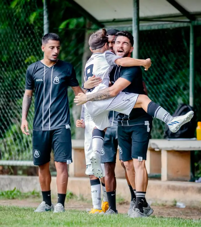 Lucas comemorando uma conquista ao lado dos atletas